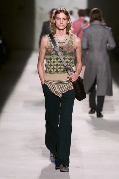 Look 18